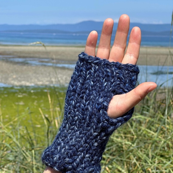 NWT HandKnit Chunky Wool Fingerless Gloves ~ Unisex - Picture 2 of 7